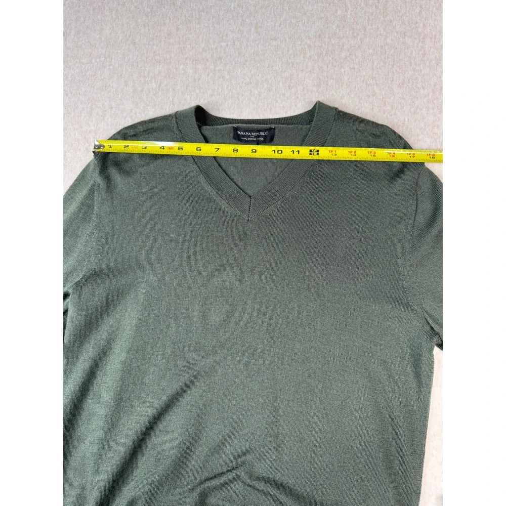 Banana Republic 100% Merino Wool Sweater Men's M Green V-Neck Lightweight